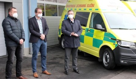 Záchranáři převzali 6 nových sanitních vozů a přístavbu sídla ZZS ÚK v Ústí nad Labem